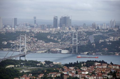 Die Türkei sperrt den Bosporus für Kriegsschiffe. Foto: AP/Emrah Gurel