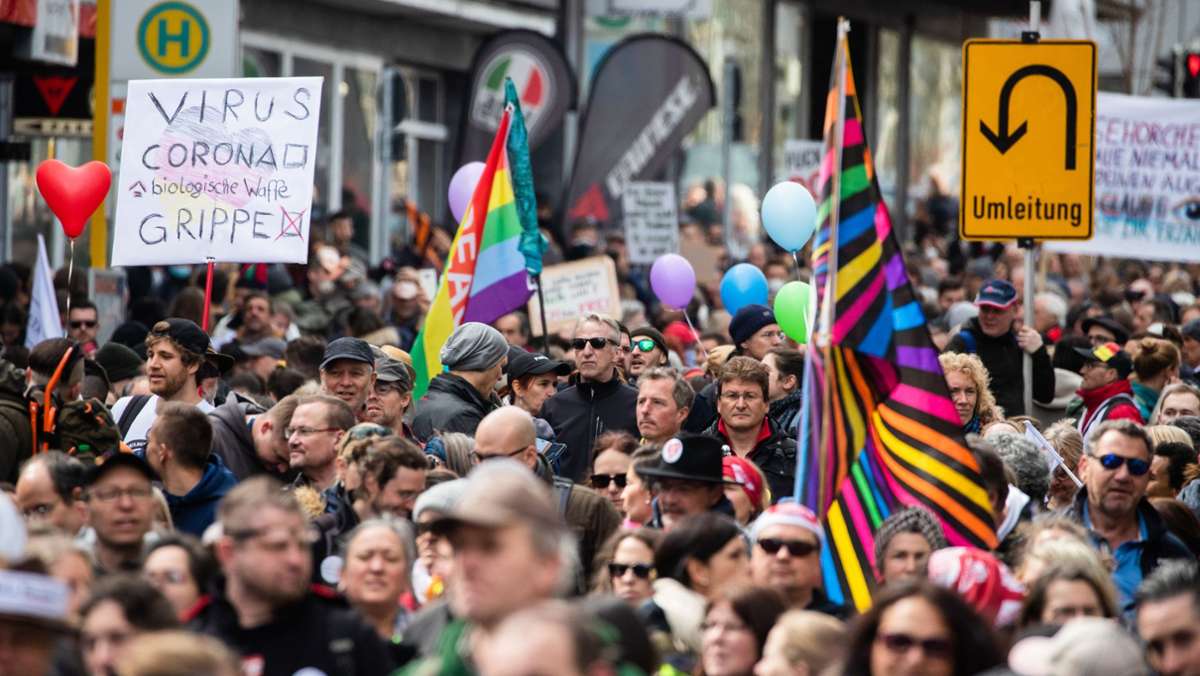  Am Samstag haben in Stuttgart mehrere Tausend Menschen gegen die Corona-Maßnahmen der Regierung demonstriert. Hier gibt es unseren Newsblog zum Nachlesen. 