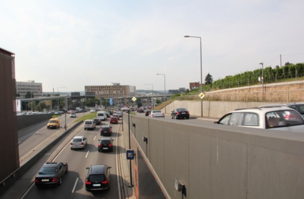 Der B-10-Tunnel am Pragsattel wurde Anfang Mai 2006 eröffnet. Durch den Bau der 720 Meter langen Röhre konnte die Kreuzung am Pragsattel entlastet werden.