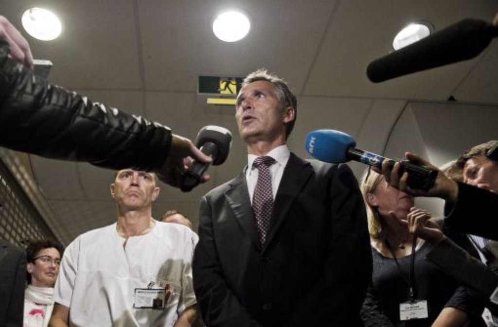 Norwegens Premierminister Jens Stoltenberg tritt nach der Katastrophe vor die Presse.