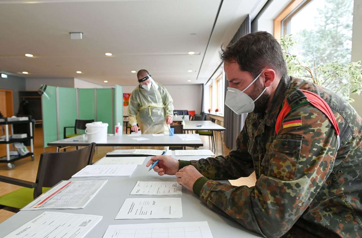 28 Soldatinnen und Soldaten sind in insgesamt 27 Stuttgarter Pflegeeinrichtungen im Einsatz. Ein zusätzlicher Soldat übernimmt für die Aufgabe zusammen mit dem Gesundheitsamt die Koordination.