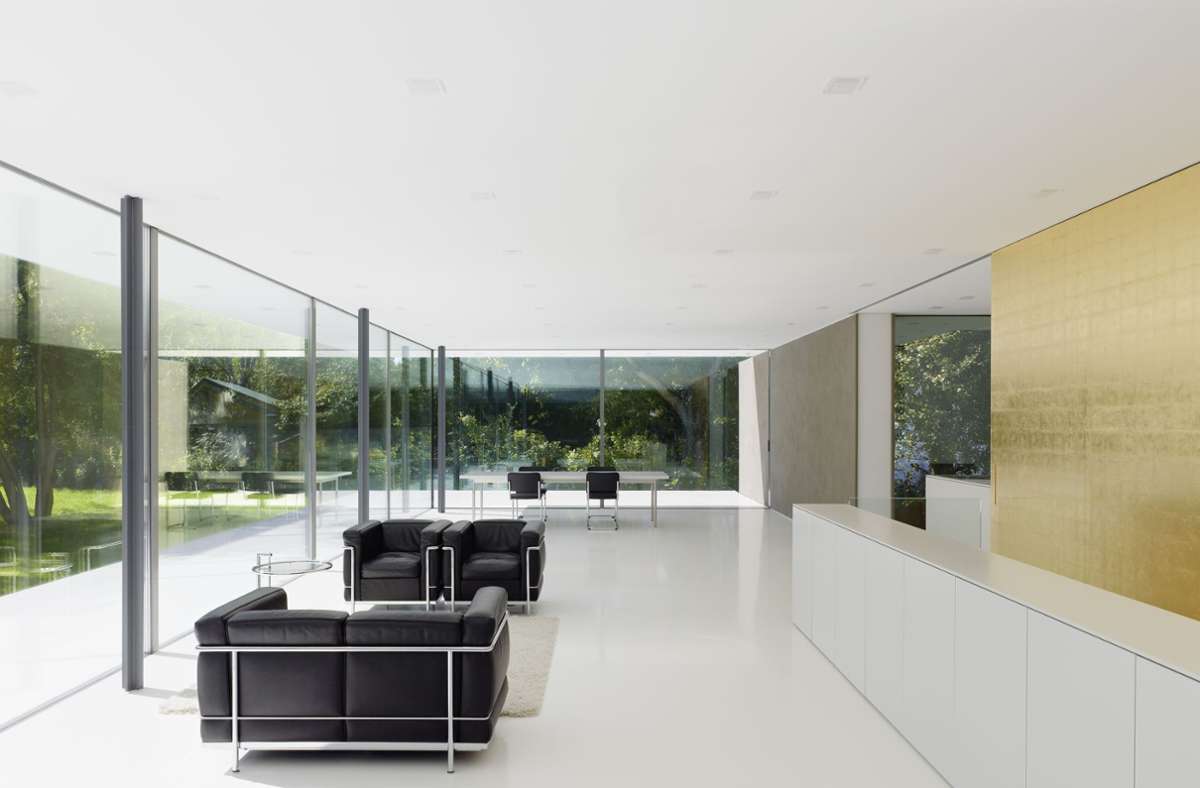 . . . sah in dem „gradlinigen Minimalismus“ des Gebäudes „eine faszinierende Fortsetzung des Themas Mies’sches Glashaus. Gemeint ist das berühmte „Farnsworth House“ in Plano (USA) von Mies van der Rohe.