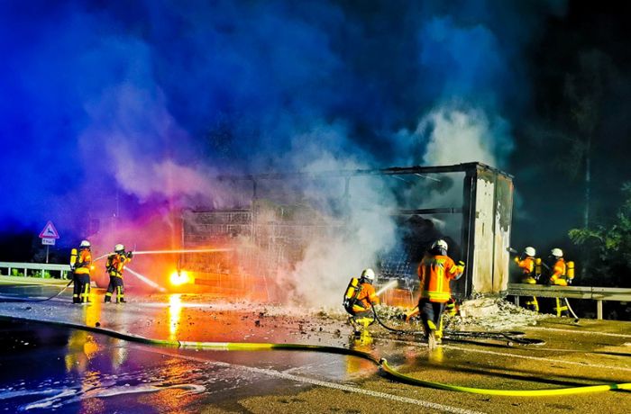 Lkw steht lichterloh in Flammen – Vollsperrung aufgehoben