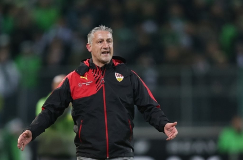 Trainer Jürgen Kramny von Stuttgart sieht nicht glücklich aus...