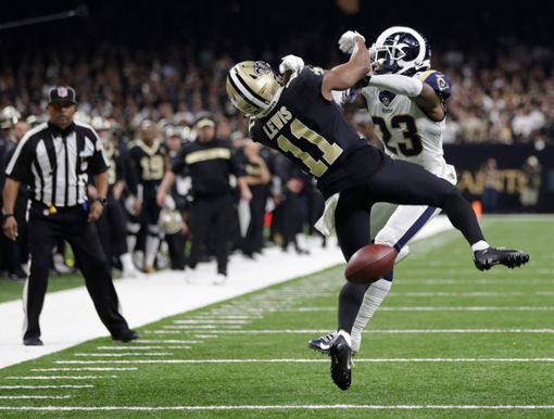 In der NFL geht es zur Sache – in dieser Szene entscheidet sich das Halbfinale zwischen den New Orleans Saints und den LA Rams. Eine gravierende Fehlentscheidung der Schiedsrichter begünstigte die Rams, die später ins Finale einzogen Foto: AP