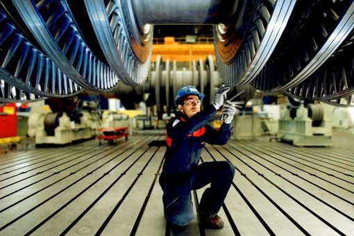 GE  will sich komplett  von der Turbinenfertigung  in Deutschland trennen.  Hier prüft der Mitarbeiter   Teile einer Turbine. Foto: Alstom