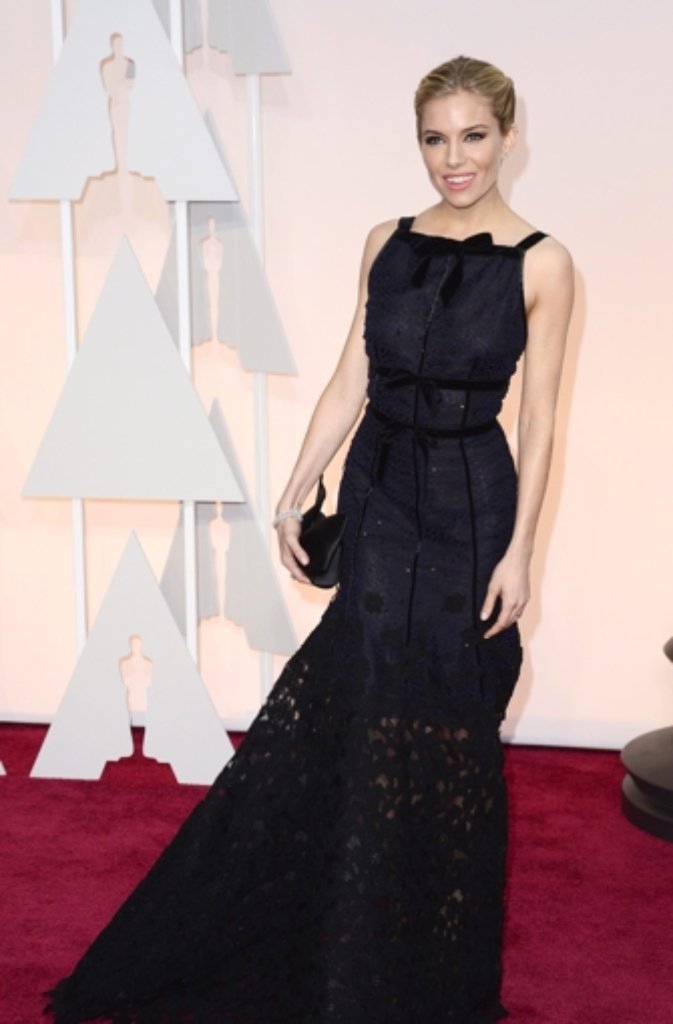 Sienna Miller in klassisdchem Schwarz: Die Schauspielerin kam in einem schwarzen Dress aus der neuen Kollektion von Peter Copping für Oscar de la Renta.