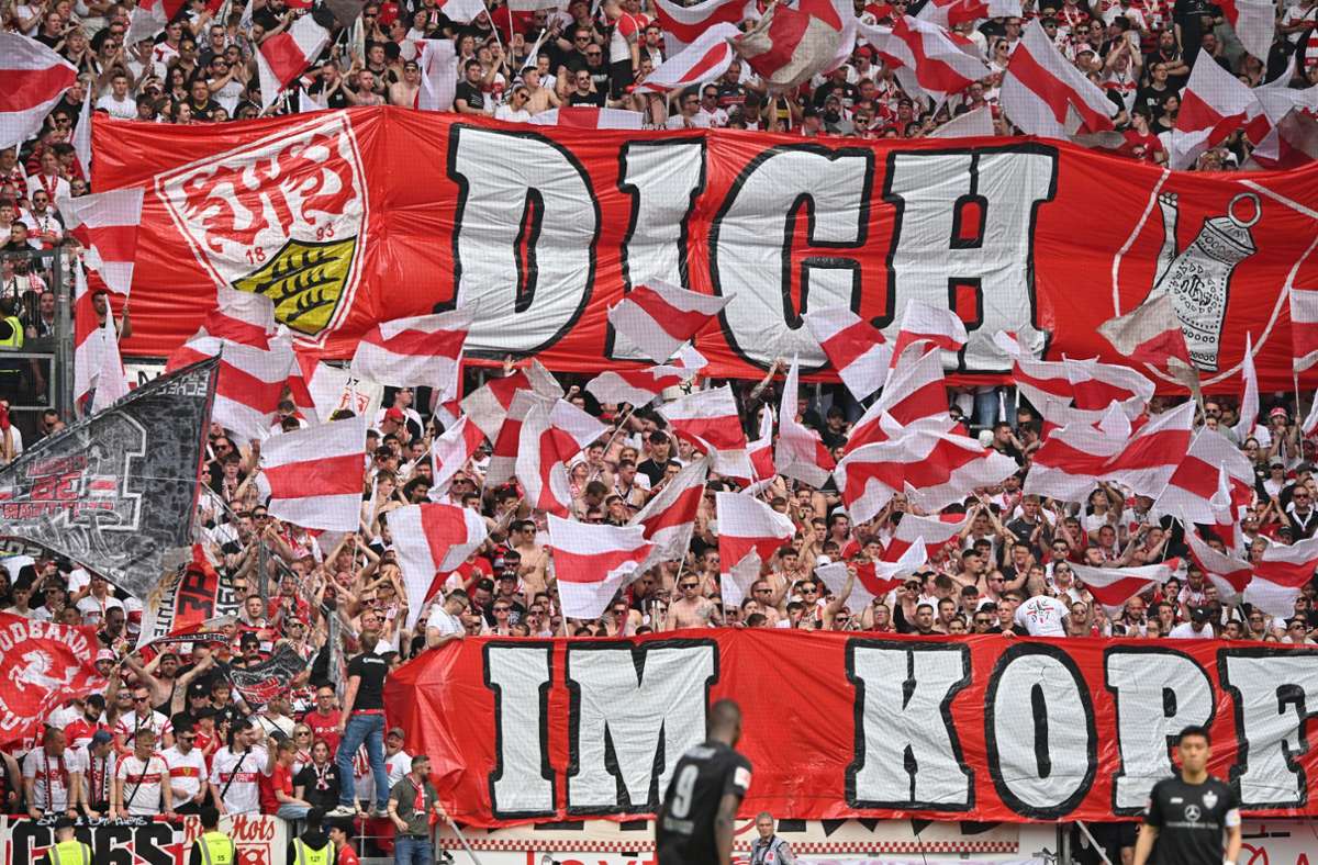 Die Fans des VfB Stuttgart unterstützten ihr Team beim Auswärtsspiel.