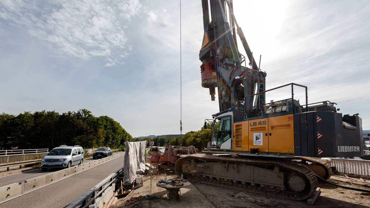  Am ersten Oktober-Wochenende wird die A81 zwischen Böblingen und Sindelfingen gesperrt. Ein Teil der Brücke zwischen Böblingen und Dagersheim muss abgerissen werden. Warum und wie lange dauert die Sperrung? 