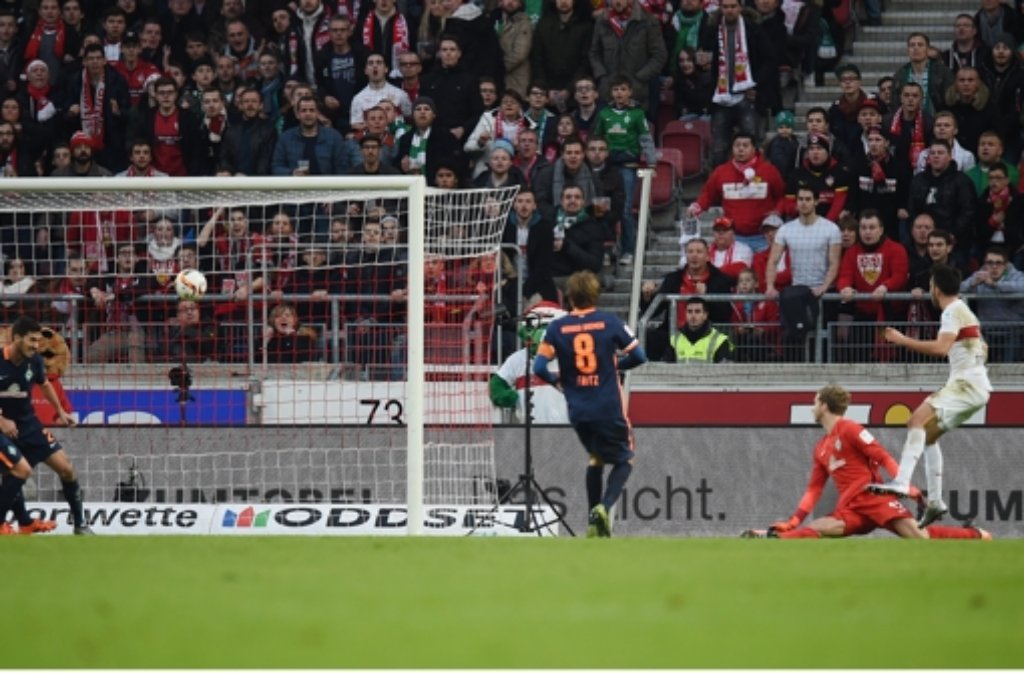 In der 33. Minute klingelt’s im Kasten der Bremer. Lukas Rupp erzielt den Führungstreffer für den VfB.