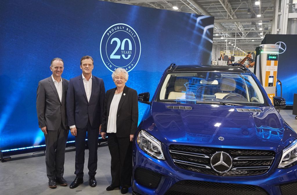 Zum 20-jährigen Jubiläum kündigte Mercedes-Produktionschef Markus Schäfer (Mitte) im September 2017 eine Investition in Höhe von einer Milliarde Dollar an. Kay Ellen Ivey (rechts), Gouverneurin von Alabama, und Jason Hoff (links), CEO von MBUSI, begrüßten das.