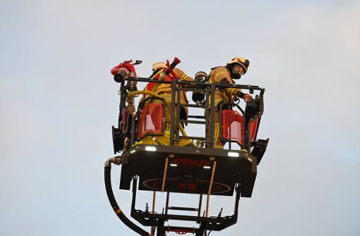 Die Arbeiter wurden mit einer Drehleiter gerettet. (Symbolbild) Foto: IMAGO/lausitznews.de/IMAGO/LausitzNews.de/Philipp Mann