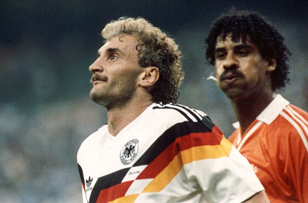 Unschöne Szene aus dem Achtelfinale der WM 1990: Frank Rijkaard (rechts) spuckt in Richtung Rüdi Völler. Nach der Spuckattacke fliegt, neben Rijkaard, auch der unschuldige Völler mit Rot vom Platz. Deutschland siegt mit 1:2, die Torschützen hießen damals Jürgen Klinsmann und Andreas Breme. Deutschland wurde im Endspiel gegen Argentinien zum dritten Mal Weltmeister.
