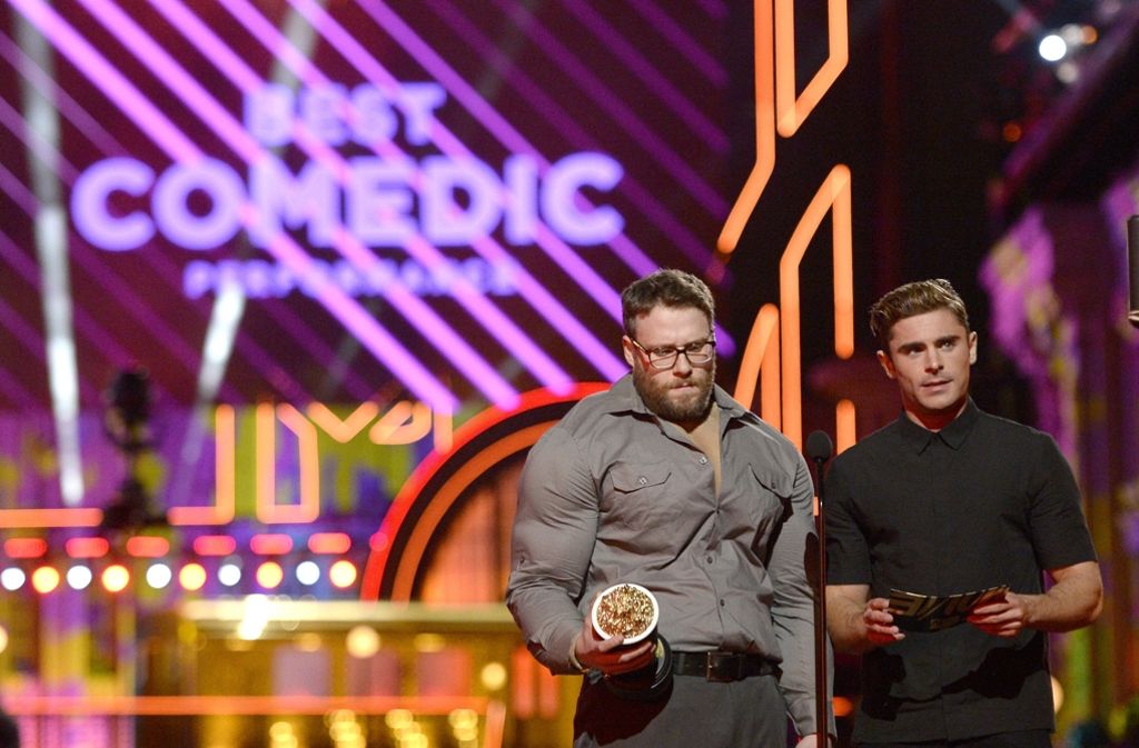 Seth Rogen (links) und Zac Efron präsentieren den Award für die beste komödiantische Darstellung, den...