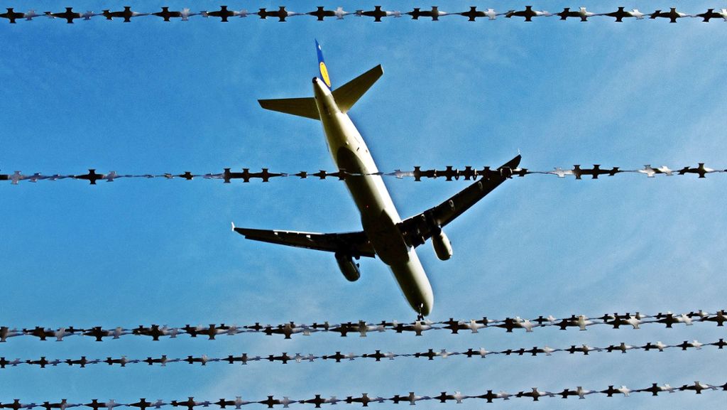 Innenminister Thomas Strobl sucht Fluglinien mit Sicherheitskräften, die abgelehnte Asylbewerber in ihre Heimatländer begleiten. Rund 2500 Gambier warten derzeit auf ihre Abschiebung. 