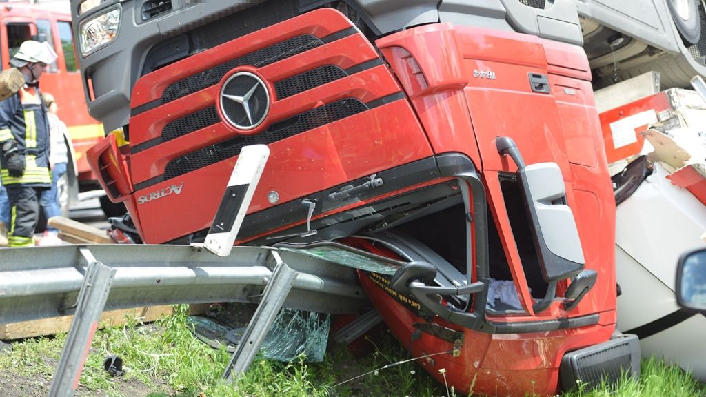 Schwerer Unfall auf der A8: Lkw-Fahrer eingeklemmt