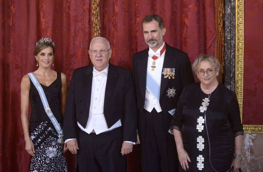 Der spanische König Felipe VI (zweiter von rechts) und Königin Letizia (links) empfangen den israelischen Präsidenten Reuven Rivlin und dessen Frau Nechama für ein Gala-Dinner.