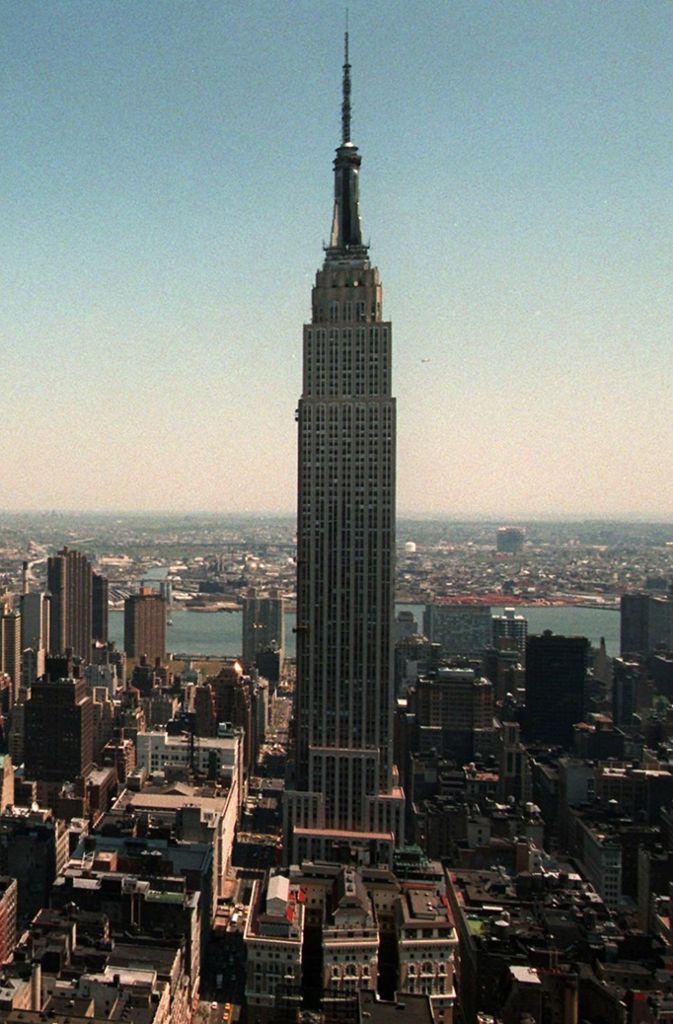 Die Konstruktion des Empire State Building besteht aus einem Stahlrahmen, der durch eine Nietkonstruktion zusammengehalten wird. Die Fassade wurde mit Kalkstein und Granit gestaltet und beim Bau in den Stahlrahmen eingesetzt.