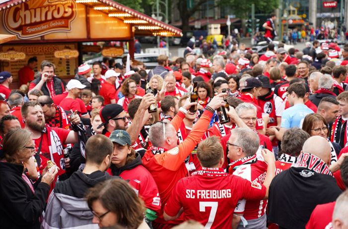 DFB-Pokal-Finale  gegen RB Leipzig: „Berlin in Rot“ – SC Freiburg-Fans feiern in der Hauptstadt
