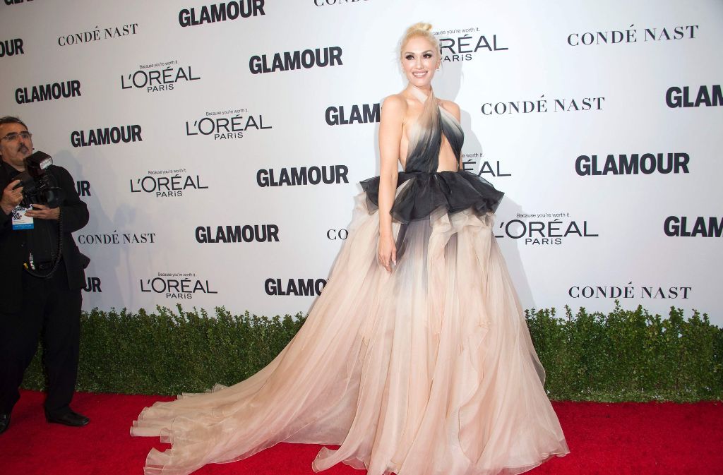 Sängerin Gwen Stefani macht vor, wie es geht. Die 47-Jährige trug ein bodenlanges, rosa-schwarzes Tüllkleid mit außergewöhnlichem Trägeroberteil.