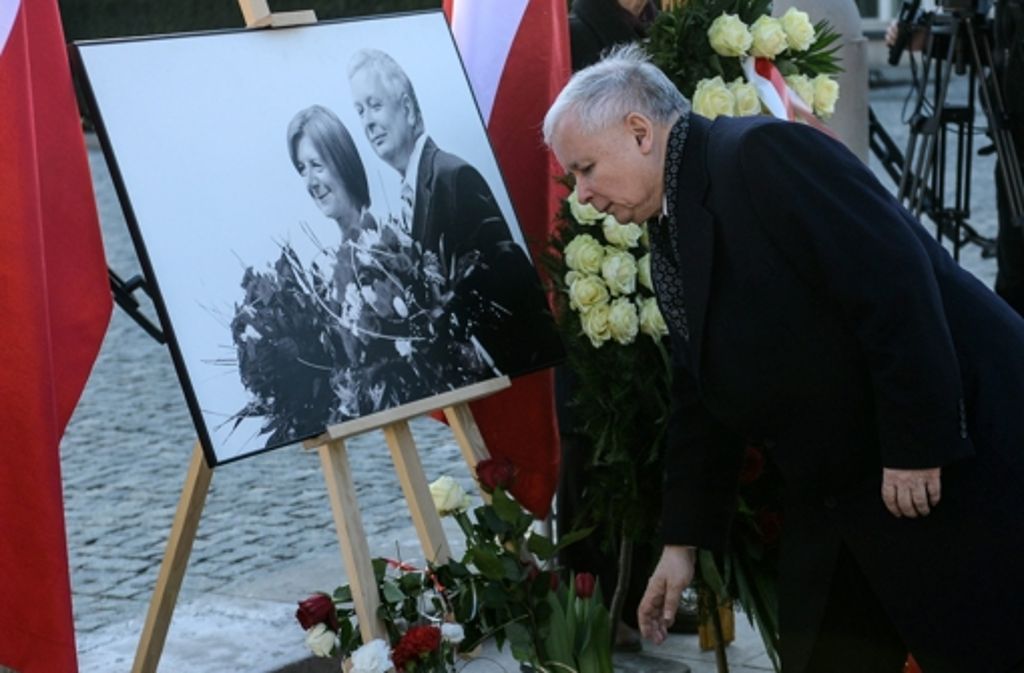 Das Trauma Polens. Bei einem Flugzeugabsturz kamen der Präsident Lech Kaczynski und sehr viele andere hochrangige Vertreter des Staates um Leben. Sein Bruder Jaroslaw hat danach Aufklärung versprochen.