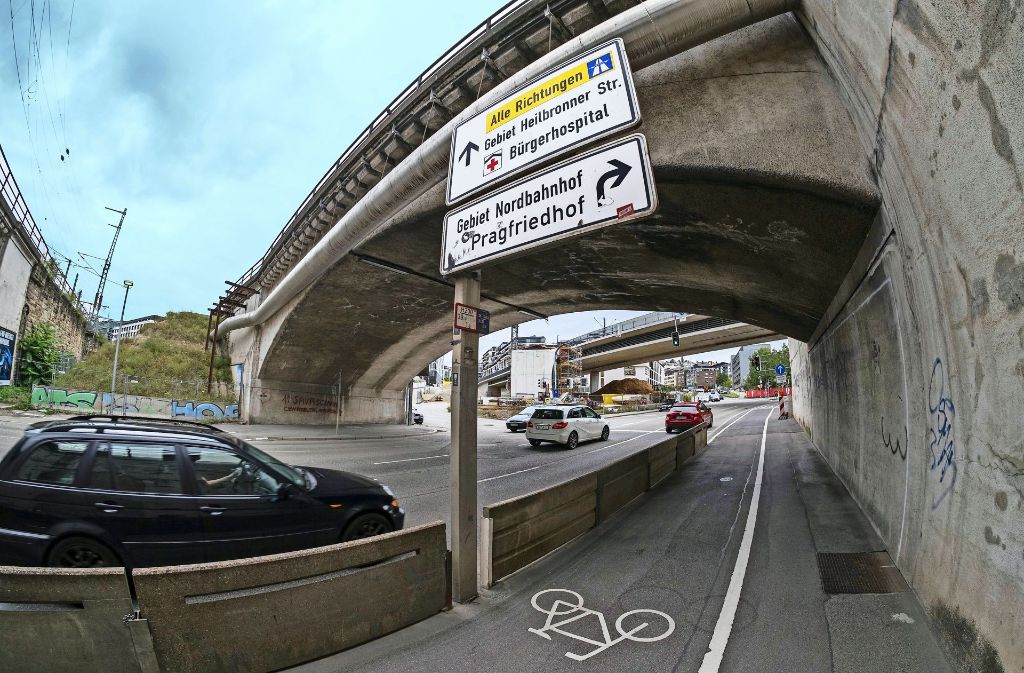 Um mit dem Bau des S-Bahntunnels beginnen zu können, muss die Brücke abgerissen und der Verkehr umgeleitet werden. Die Umrisse des neuen Tunnels sind an der weißen Markierung an der rechten Wand nachzuvollziehen. Foto: Lichtgut/Max Kovalenko