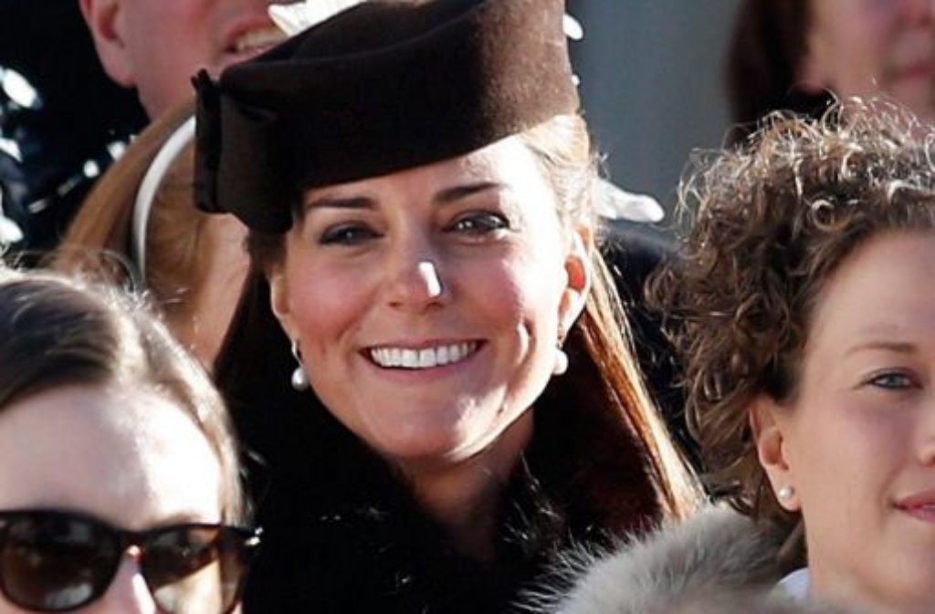 Die britischen Royals Kate (Foto), William und Harry haben am Wochenende im Schweizer Nobel-Kurort Arosa alle Blicke auf sich gezogen. Die schwangere Herzogin, ihr Prinzen-Gatte und dessen jüngerer Bruder waren zu Gast auf einer Promi-Hochzeit.
