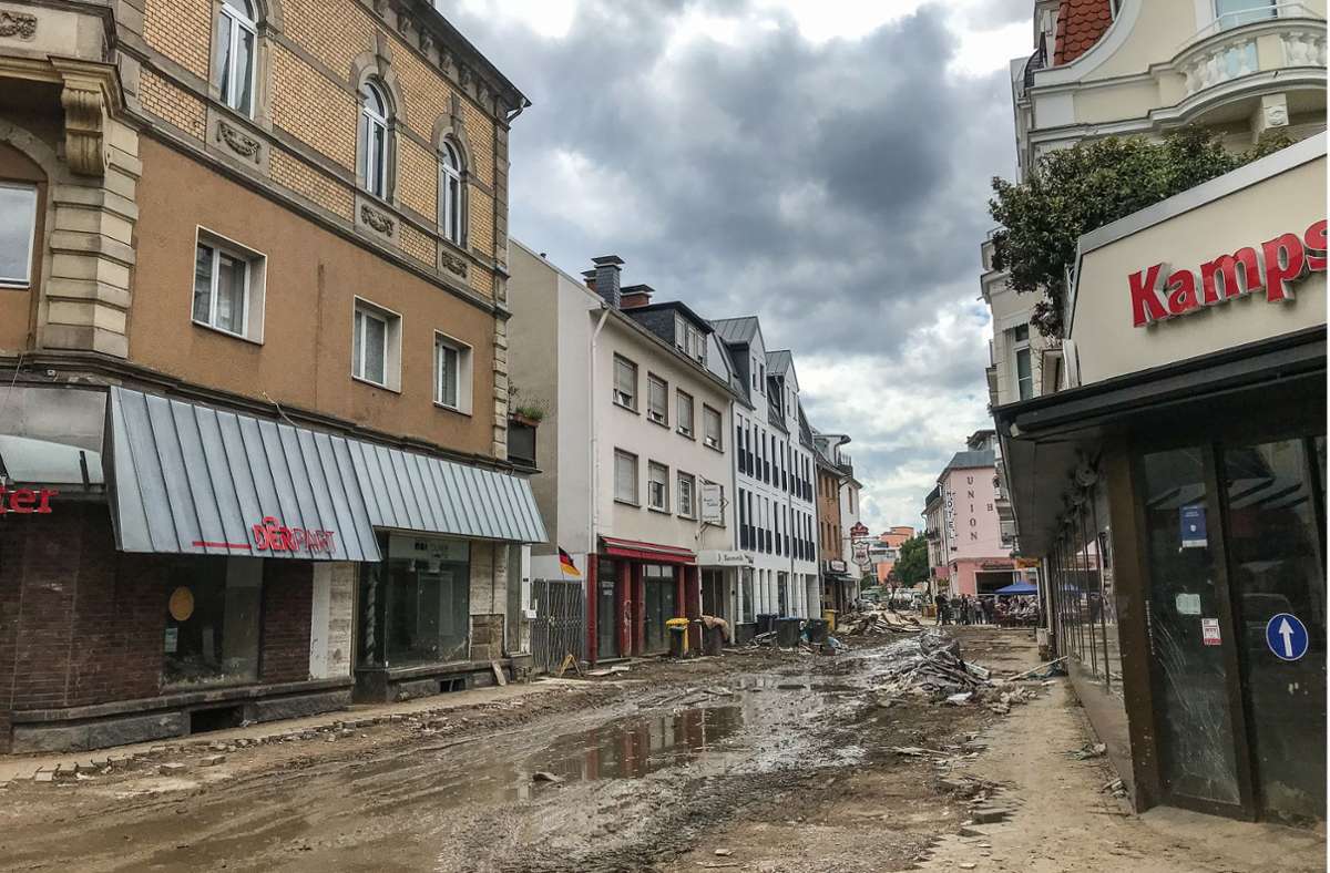 Bis heute ist die Fußgängerzone von Bad Neuenahr voller Schlamm und Müll. Alle Geschäfte sind betroffen, bis jetzt konnte kein einziges wieder öffnen.