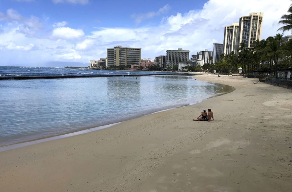 Auf dem Waikiki Beach in Honolulu sind nur vereinzelt Menschen zu sehen.