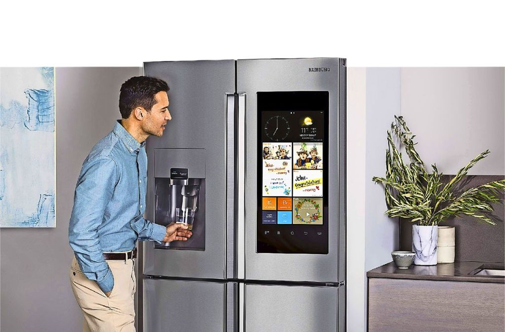 Beliebt ist die Sprachsteuerung auch bei Küchengeräten. Im Smarthome sind auch Kühlschränke vernetzt. Der Bildschirm auf der Frontseite zeigt den Inhalt an, fungiert als Notizblock und spielt Filme ab.