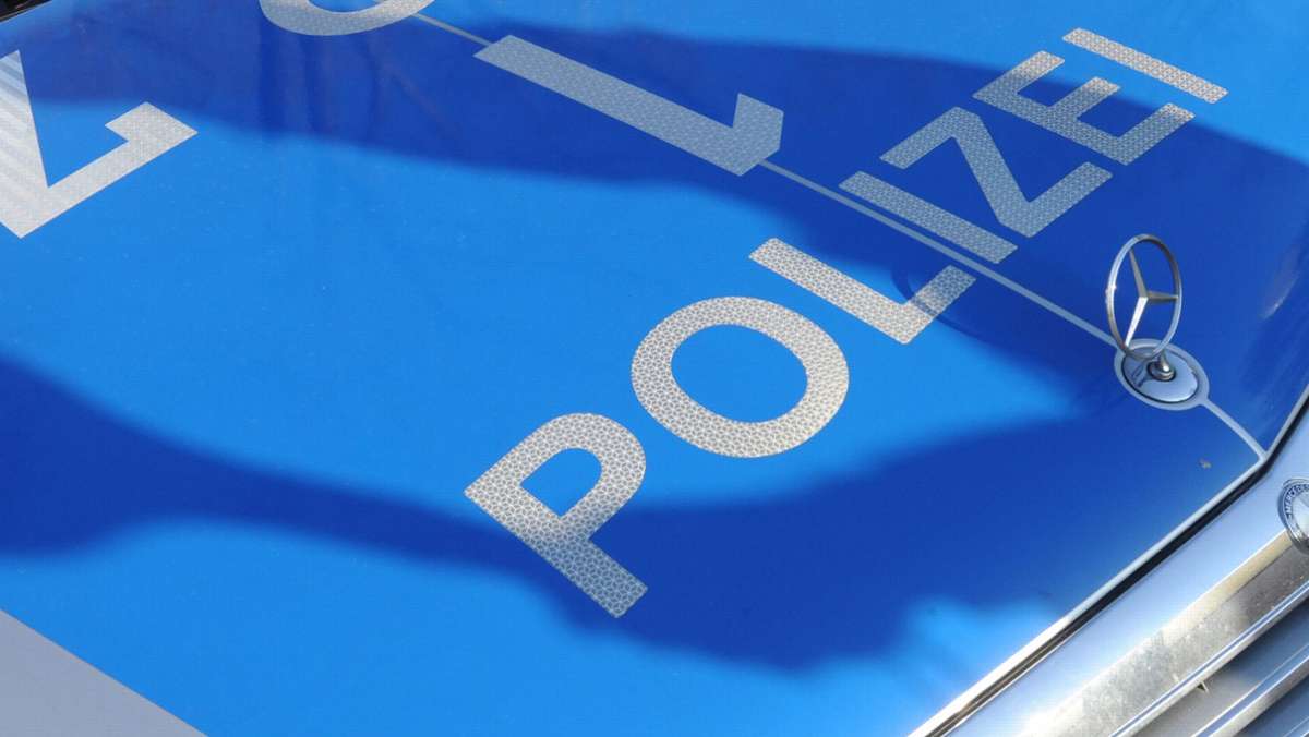  Eine Gruppe Jugendlicher hat am Mittwochabend einen 44-Jährigen in Stuttgart-Nord geschlagen, getreten und ihm sein Handy abgenommen. Die Polizei sucht Zeugen. 