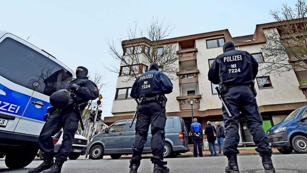  Polizei und Geheimdienste verengen die Manövrierräume gewaltbereiter Muslimaktivisten. Razzien sind fast schon an der Tagesordnung – die Risiken ­immens: 25 Terrorverdächtige vom Schlage des Berlin-Attentäters Anis Amri befinden sich auf freiem Fuß. 