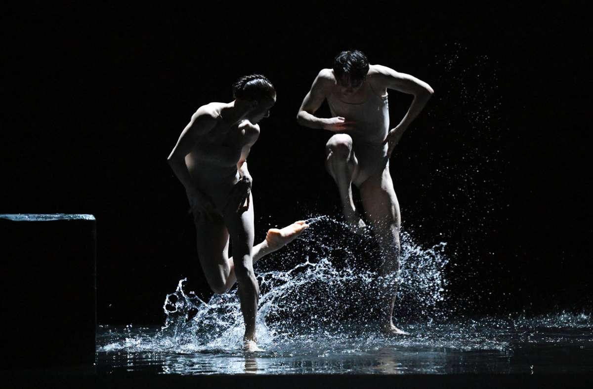 Nächtliche Sintflut: Angelina Zuccarini und Louis Stiens tanzen in „Ifima“, das Stiens gemeinsam mit Shaked Heller choreografiert hat.