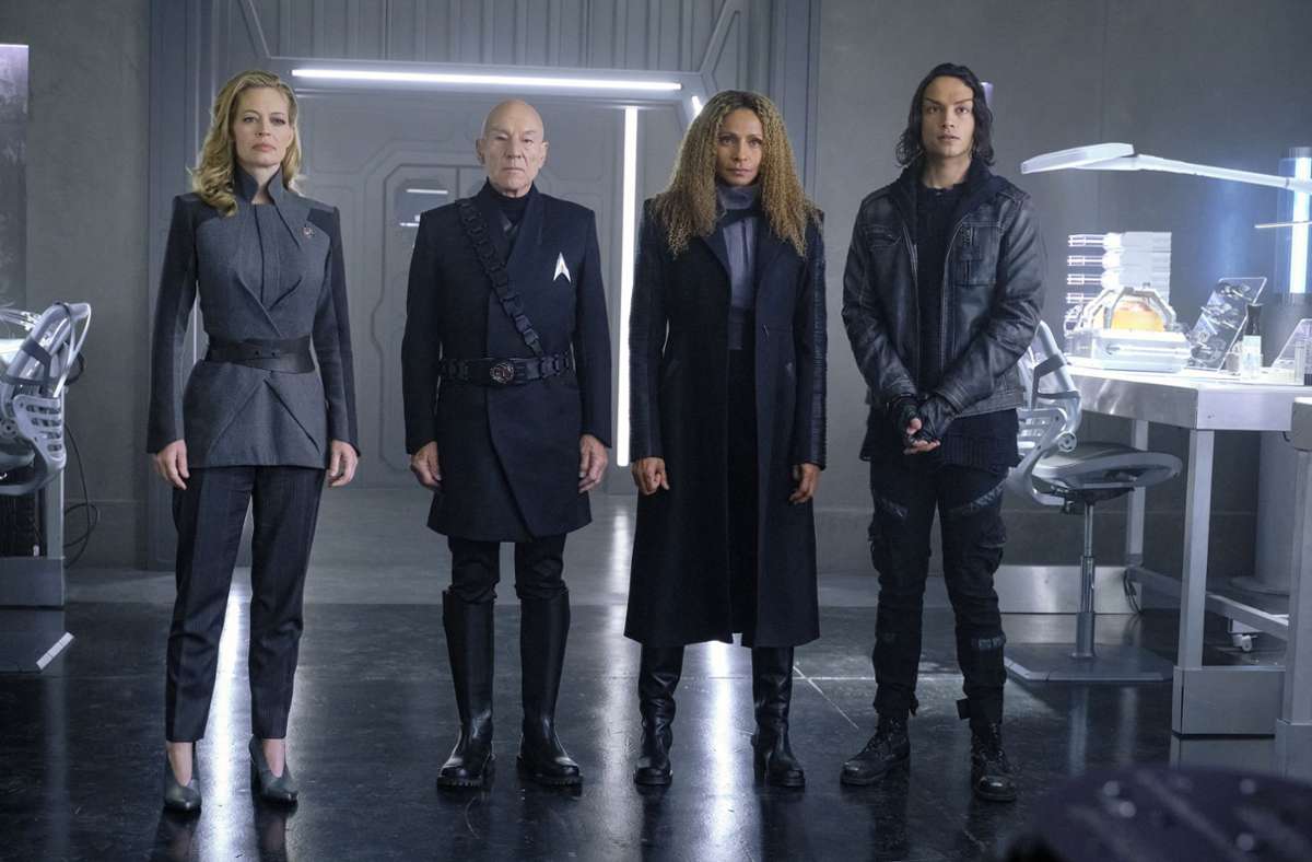 Star Trek – Picard Szene mit Jeri Ryan, Patrick Stewart, Michelle Hurd und Evan Elnor (von links)