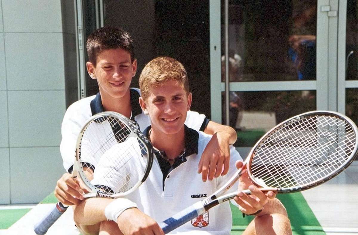 1987 wird Djokovic in Belgrad geboren, mit vier Jahren begann er mit dem Tennisspielen. Davon ließ er sich auch von dem in seiner Heimat währenden Jugoslawienkriegen nicht abhalten. (hier mit Mitspieler Bojan Bozovic).