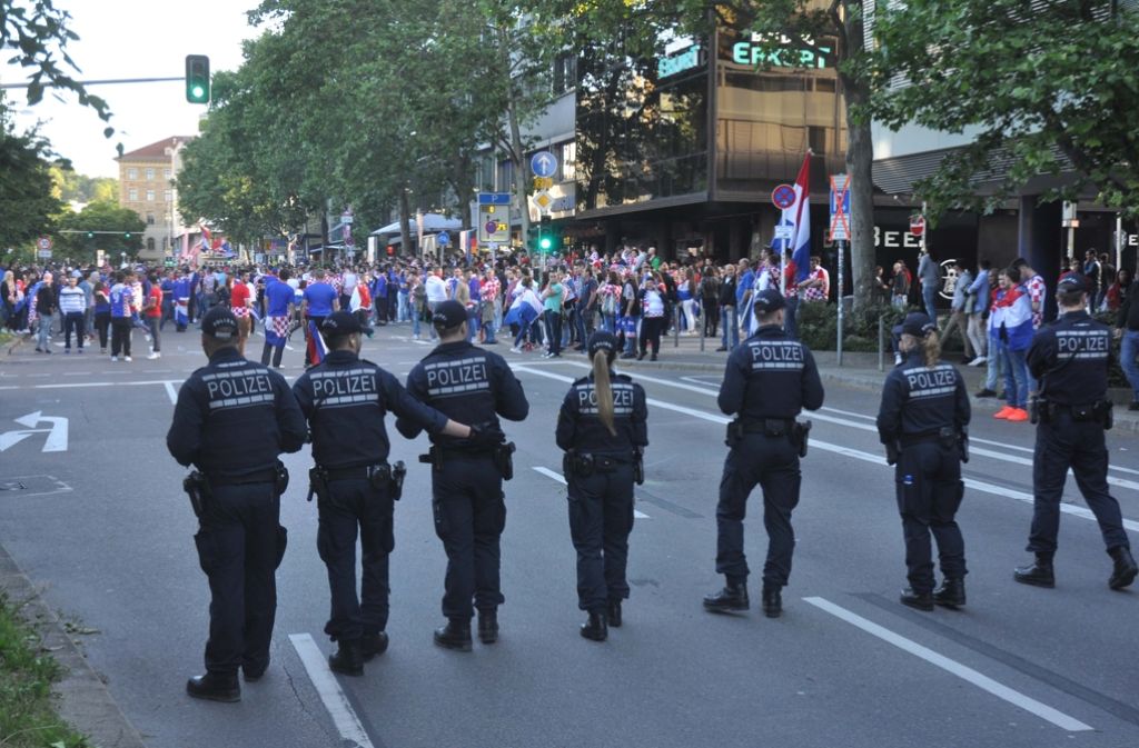 Kroatische Fußball-Fans haben auf der Theodor-Heuss-Straße Böller geworfen.