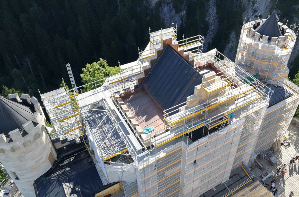 Märchenschloss in ungewohnter Perspektive: Noch dieses Jahr sollen am Torturm von Neuschwanstein die Gerüste wieder fallen – zugunsten der Fotografen.