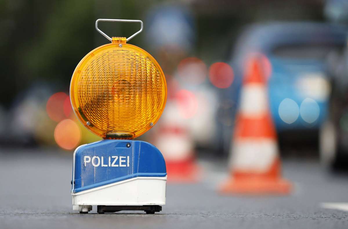 Die Polizei sucht nach einem Unfall in Nürtingen nach Zeugen, um den Unfallverursacher ausmachen zu können (Symbolfoto). Foto: imago images/Future Image/Christoph Hardt