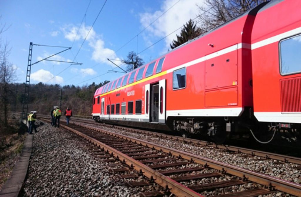 Am Dienstag war ein Regionalexpress bei Stuttgart-Vaihingen auf einen Betonblock auf gefahren und entgleist. Foto: Fotoagentur Stuttgart/Andreas Rosar