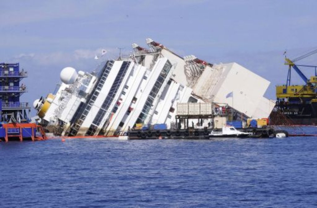 Die "Costa Concordia" war im Januar 2012 vor der italienischen Insel Giglio auf einen Felsen gelaufen und gekentert. 32 Menschen starben.