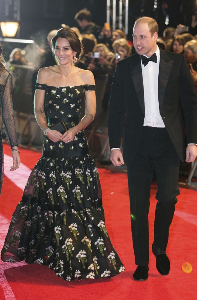 Auch die Kälte konnte Kate nichts anhaben, die in einem schulterfreien Kleid von Alexander McQueen auf dem Roten Teppich glänzte.