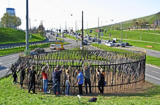 Aktivisten bringen am Zaun des Sanctuariums auf dem Pragsattel Trauerflor an. Foto: Susanne Müller-Baji