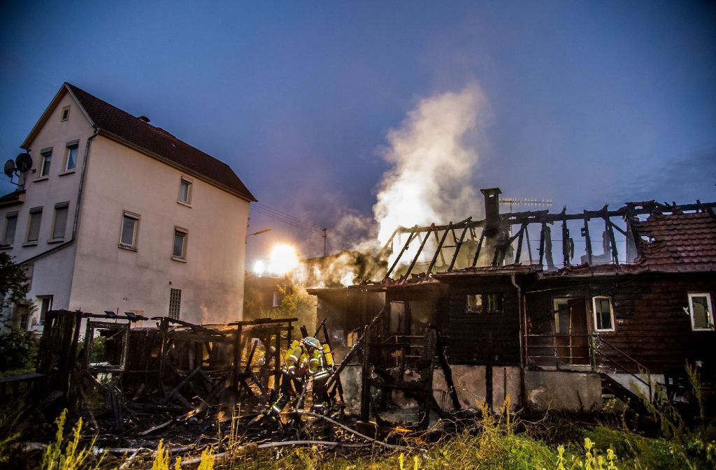 In Nürtingen brennen am Mittwochmorgen zwei Schuppen und ein Holzhaus. Die Feuerwehr rückt aus.