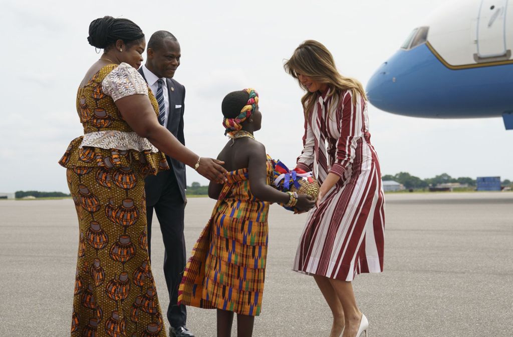 Am flughafen von Accra wird die First Lady feierlich empfangen.