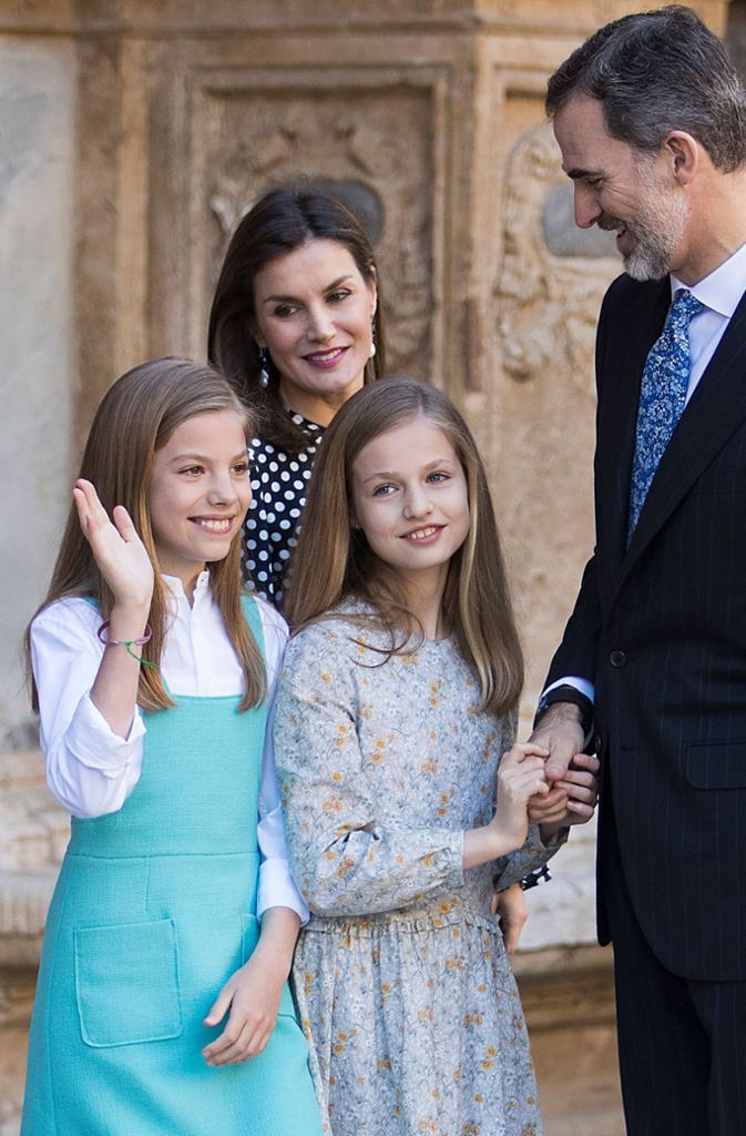 Spaniens blonde Infantinnen: König Felipe mit seiner Frau Letizia und den Töchtern Leonor (rechts) und Sofia.