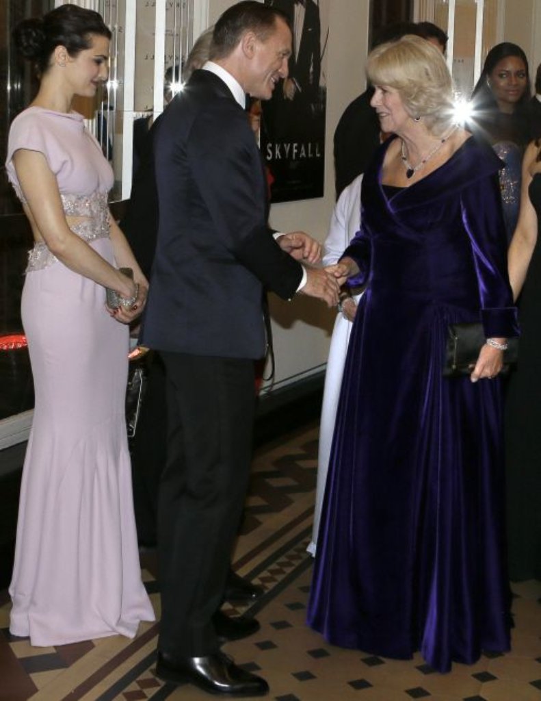 Während Camilla sich mit Bond-Darsteller Daniel Craig und seiner Frau Rachel Weisz unterhielt, ...