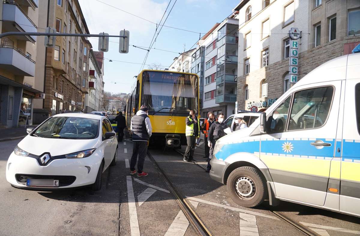 Ein Renault und eine Stadtbahn der Linie U2 stießen zusammen.