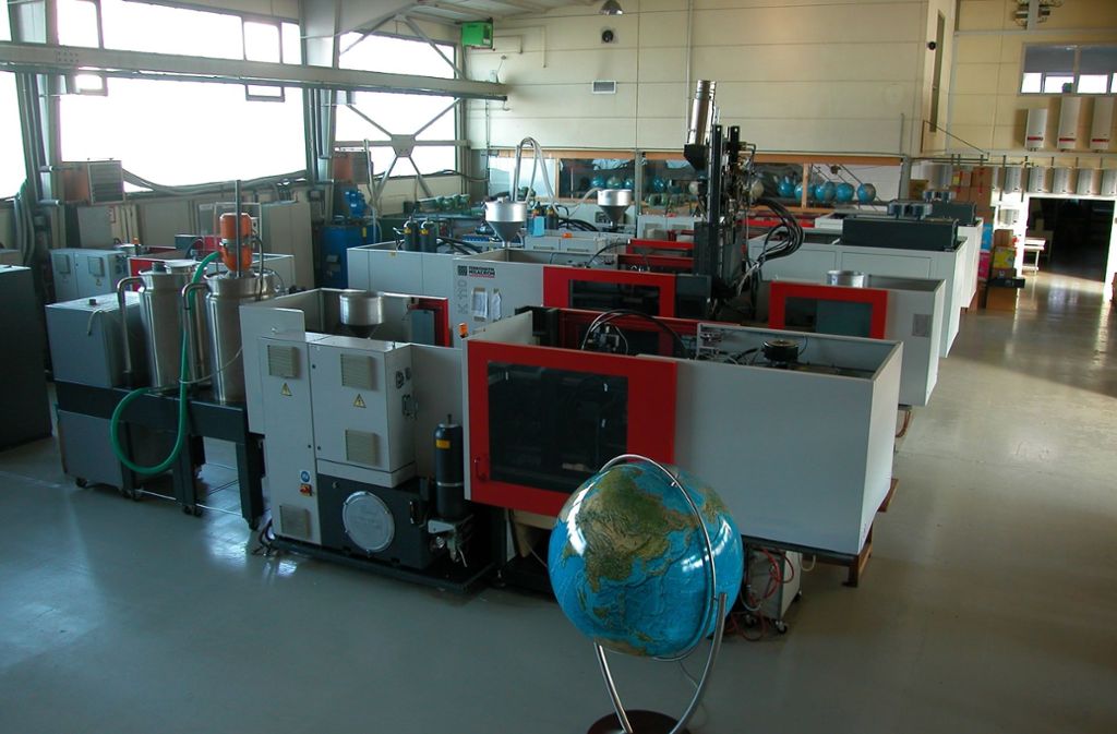 Kindergloben werden in der Produktionshalle in Krauchenwies zu großen Teilen von Maschinen gefertigt.