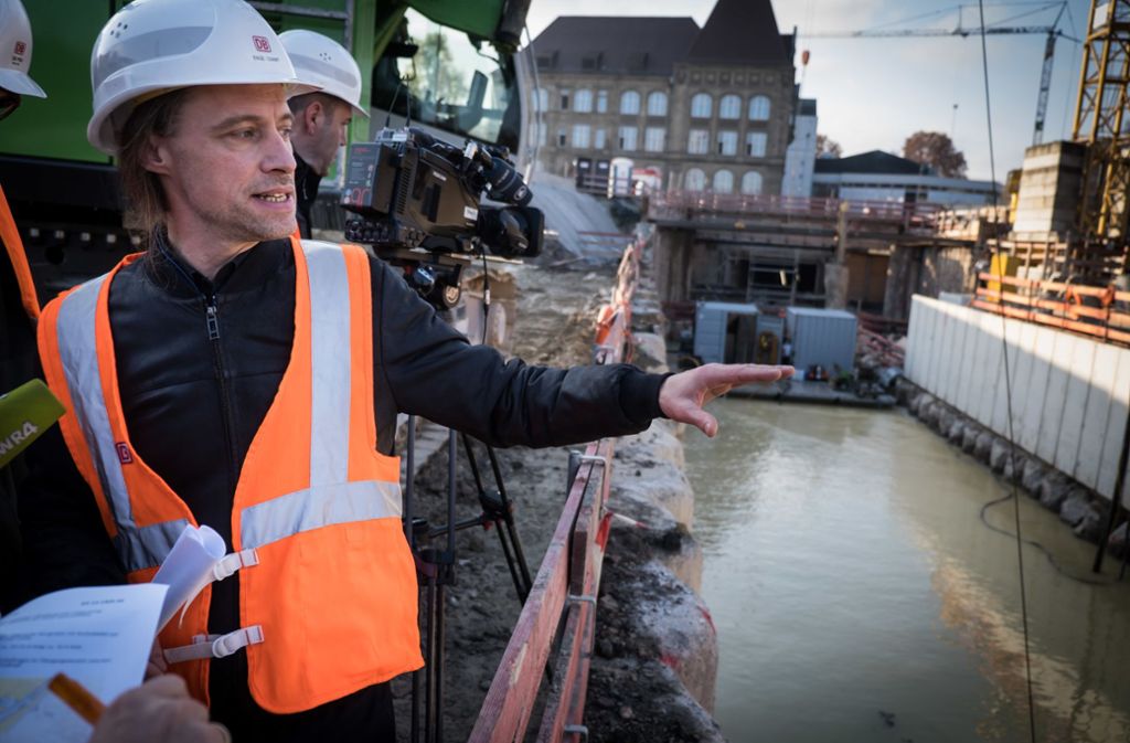 Gerrit Enge ist bei der Bahnprojektgesellschaft für das Grundwassermanagement zuständig und erklärt die Gegebenheiten an der gefluteten Baugrube.