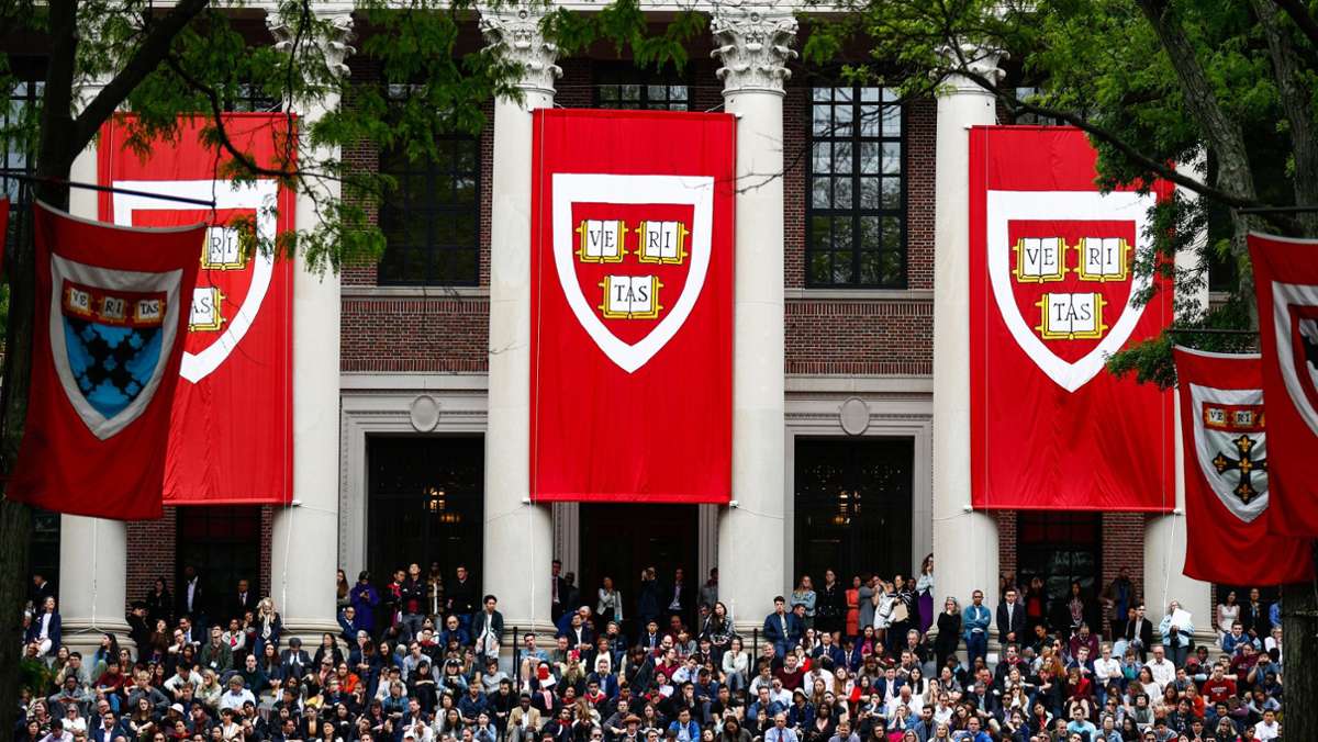  Wegen der Coronavirus-Pandemie kündigen US-Hochschulen wie die Elite-Uni Harvard an, im Wintersemester Vorlesungen nur online anzubieten. Schlechte Nachrichten sind das für ausländische Studenten. 